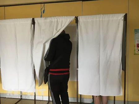 Fransua Olland prezident seçkilərində səs verib - FOTO - YENİLƏNİB