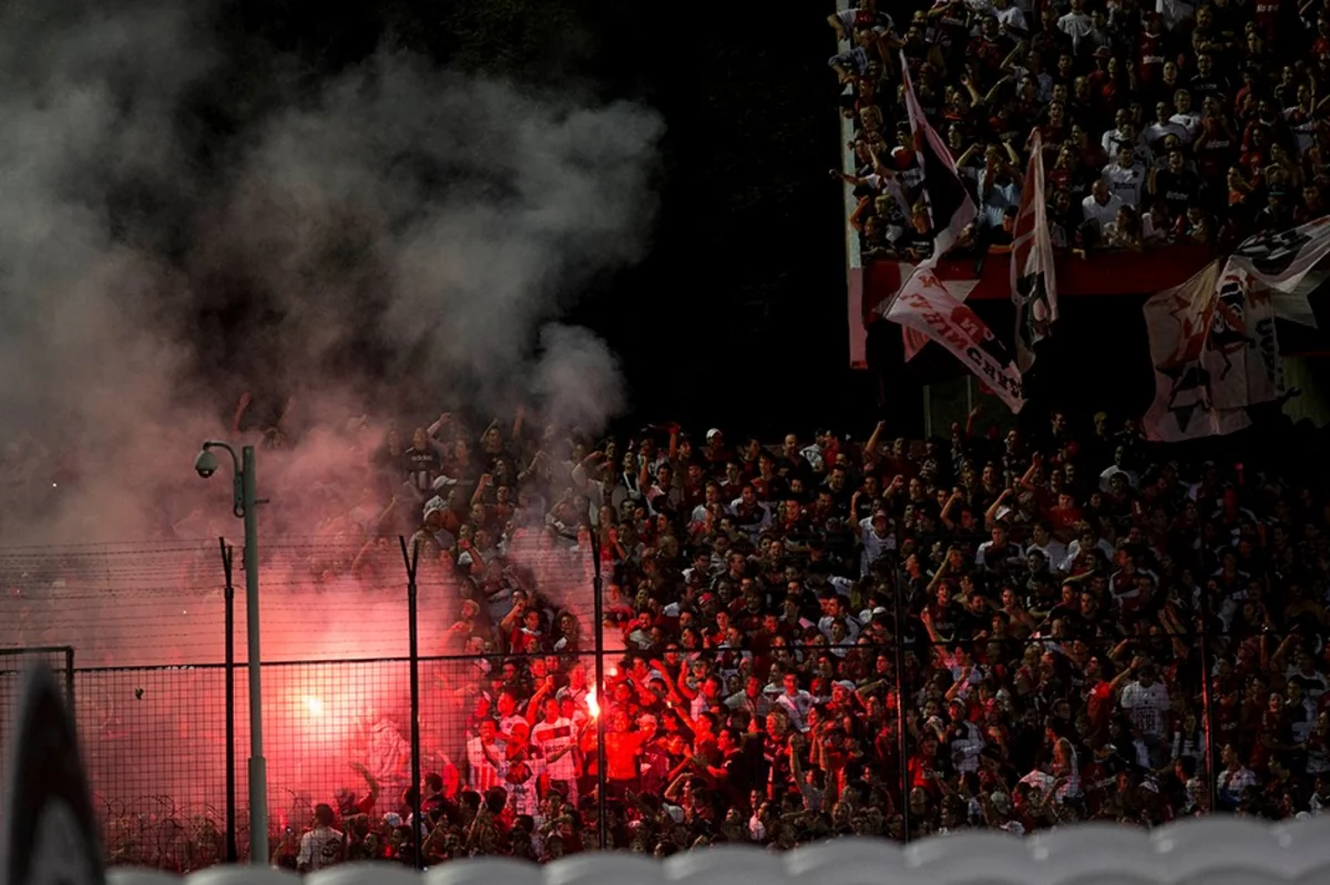 Derbi matçında meydançaya əl qumbaraları atılıb