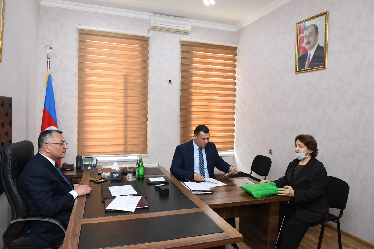 Rövşən Rzayev vətəndaşları qəbul edib