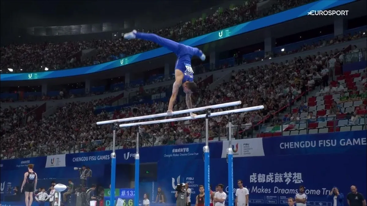 İtaliyalı gimnast yarış zamanı yıxılaraq komaya düşüb