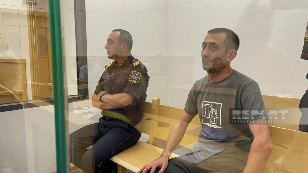 Coratda evə silahlı basqın edərək üç nəfəri öldürməkdə təqsirləndirilən şəxsin məhkəməsi başlayıb