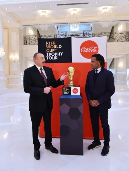 Futbol üzrə dünya çempionatının Kubokunun əsli Prezident İlham Əliyevə təqdim edilib - YENİLƏNİB