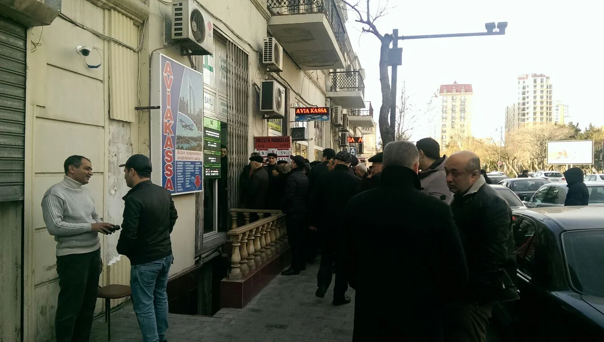 На рынке наличной валюты Азербайджана возник дефицит