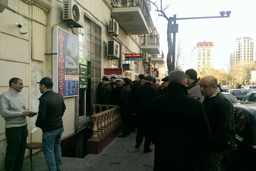 На рынке наличной валюты Азербайджана возник дефицит