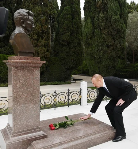 Azərbaycan Prezidenti ümummilli lider Heydər Əliyevin məzarını ziyarət edib - FOTO - YENİLƏNİB