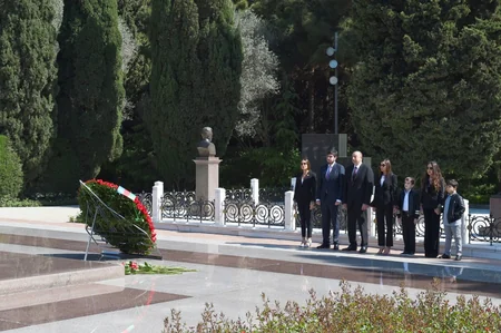 Azərbaycan Prezidenti Ümummilli Lider Heydər Əliyevin məzarını ziyarət edib