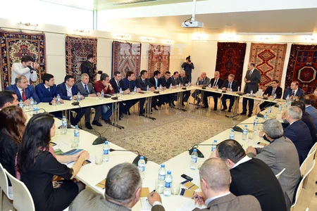 Nazir Əbülfəs Qarayev baş redaktorlarla müzakirələr aparıb