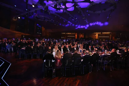 FIA-nın Bakıda keçirilən mükafatlandırma mərasimində yarışlarda qalib gələn avtomobillər nümayiş olunub