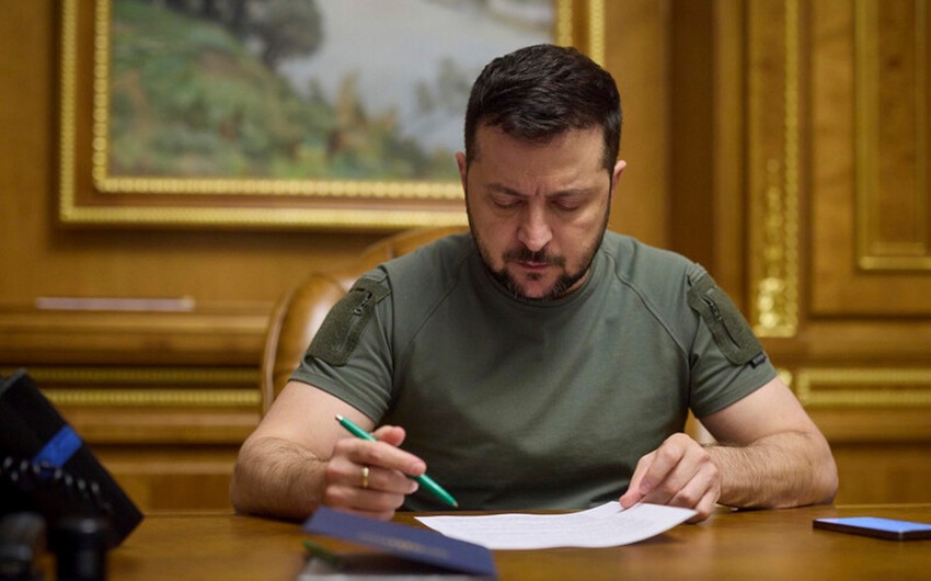 Zelenski Ukraynada səfərbərlik haqqında qanun imzalayıb
