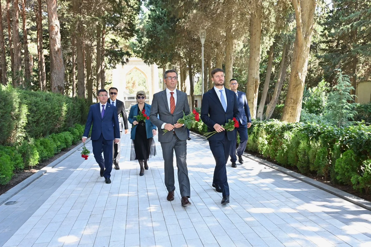 Qazaxıstan Senatının üzvləri Fəxri və Şəhidlər xiyabanlarını ziyarət ediblər