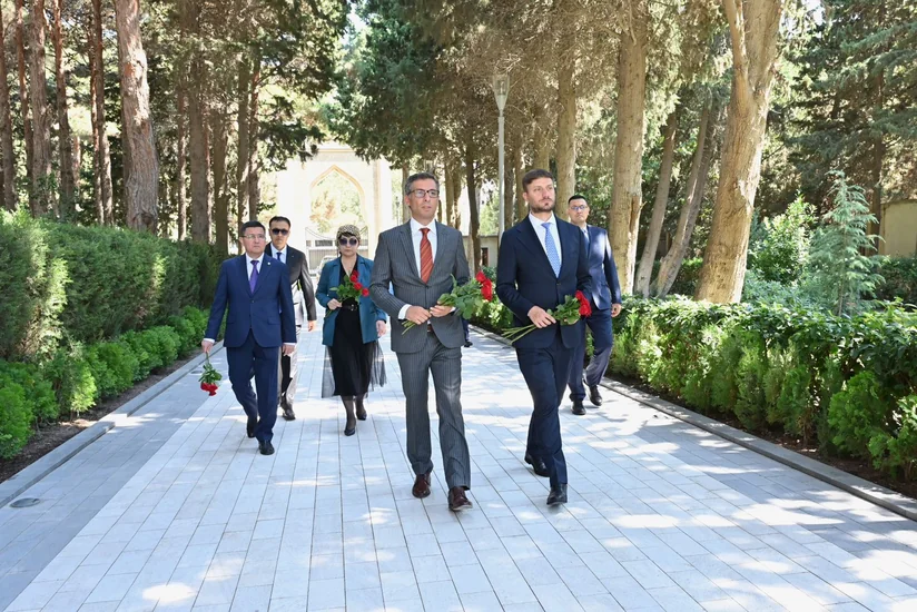 Qazaxıstan Senatının üzvləri Fəxri və Şəhidlər xiyabanlarını ziyarət ediblər