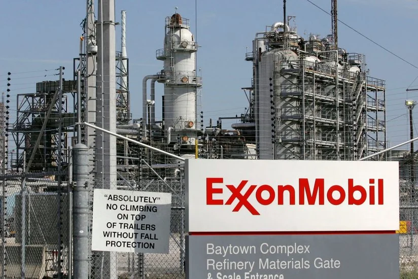 ExxonMobilin illik mənfəəti yarıbayarı azalıb