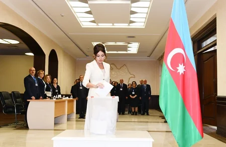 Prezident İlham Əliyev ailə üzvləri ilə birlikdə səs verib - YENİLƏNİB