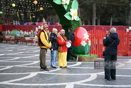 Yağışlı Bakı küçələrində baharın nəfəsi duyulur - FOTOREPORTAJ