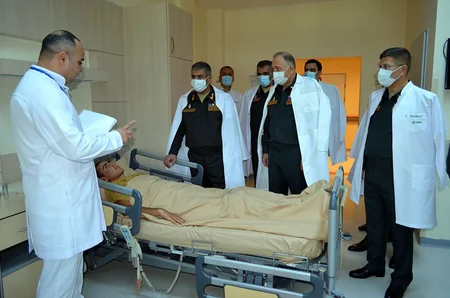 Müdafiə naziri antiterror tədbirləri zamanı yaralanan hərbi qulluqçularla görüşüb