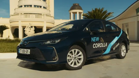 Əfsanəvi Corollanın yenilənmiş versiyası və yeni Corolla Cross modeli sevənləri ilə görüşdü!