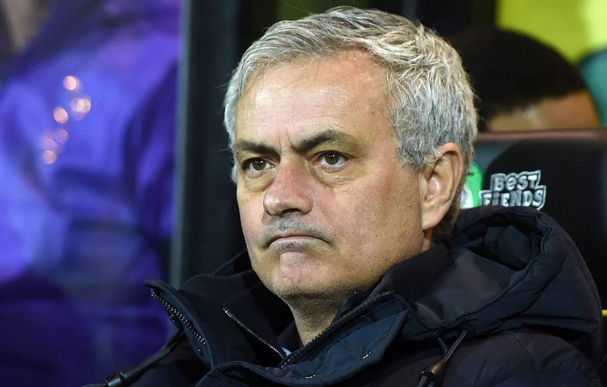 Mourinyo rəqibin məşqçisinin bloknotuna baxdığına görə sarı vərəqə alıb