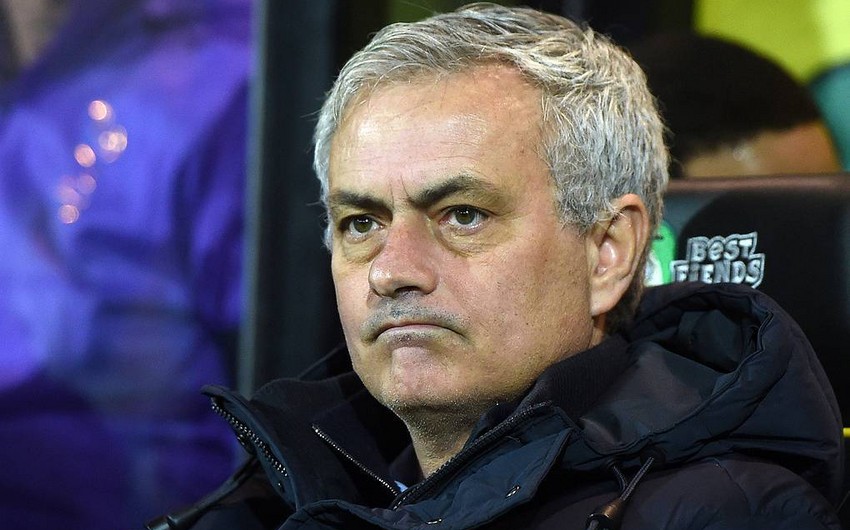 Mourinyo rəqibin məşqçisinin bloknotuna baxdığına görə sarı vərəqə alıb
