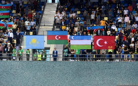 Mehriban Əliyeva İslamiadanın çempionu olan qadın güləşçimizə qızıl medalı təqdim edib