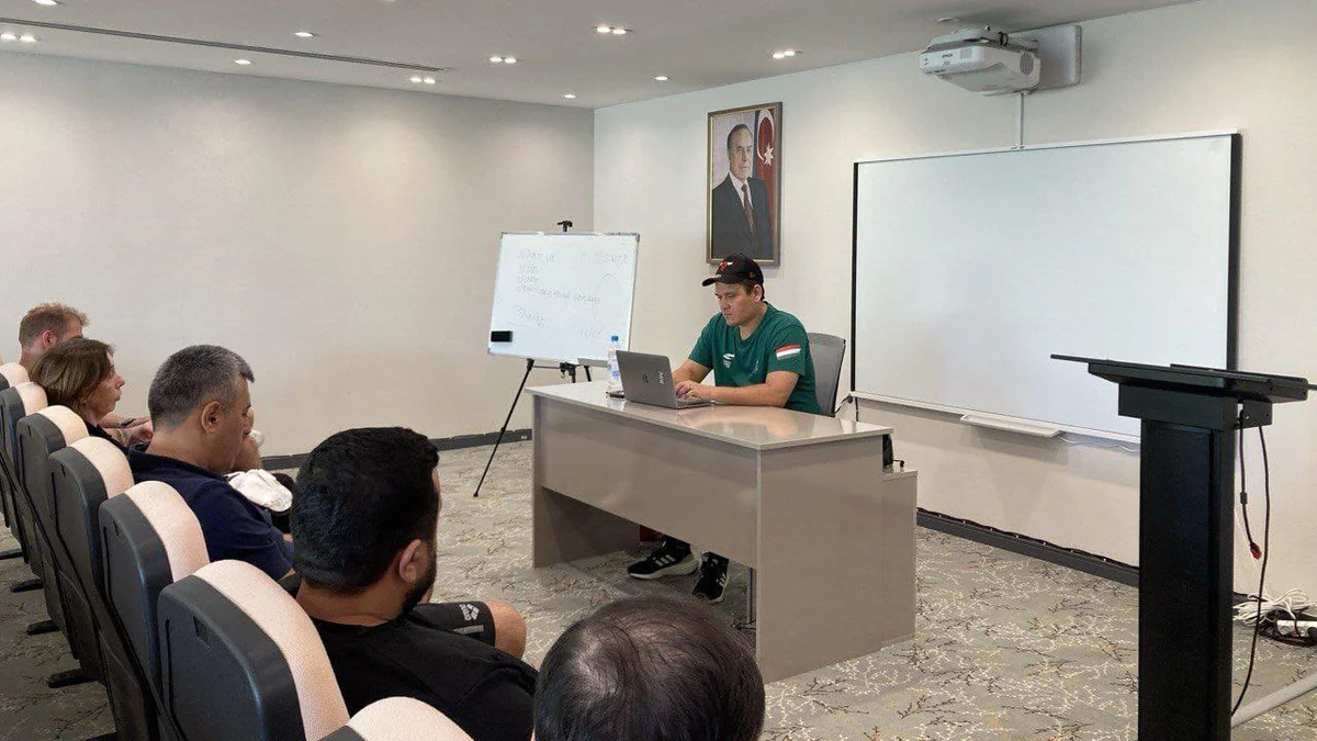 Macarıstanlı mütəxəssis üzgüçülər və məşqçilərə seminar-treninq keçib