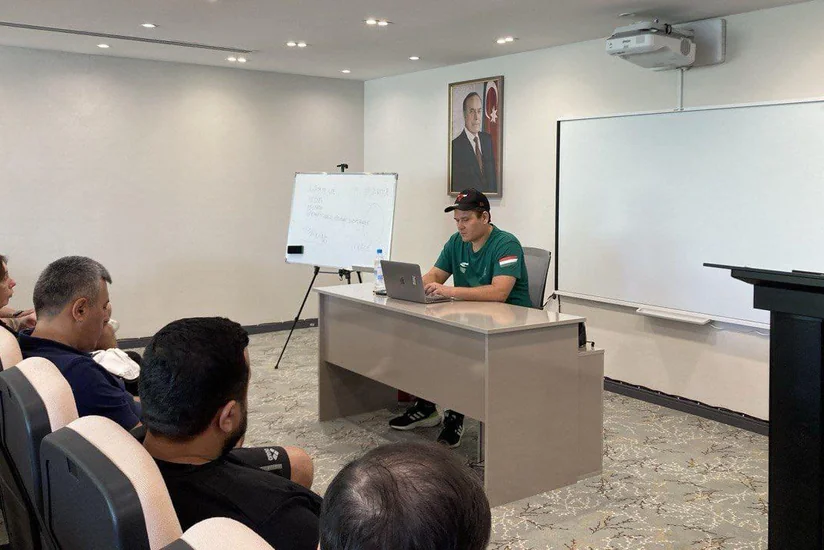 Macarıstanlı mütəxəssis üzgüçülər və məşqçilərə seminar-treninq keçib