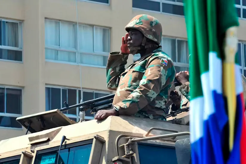 Cənubi Afrika ölkədə asayişi hərbçilərin köməyi ilə qorumağa davam edəcək