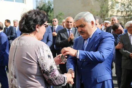 ​SOCAR prezidenti neftçilərə yeni mənzillərin orderlərini təqdim edib