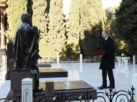 Prezident İlham Əliyev ümummilli lider Heydər Əliyevin məzarını ziyarət edib