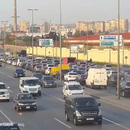 Bakının bir çox yollarında nəqliyyatın sıxlığı müşahidə edilir - SİYAHI