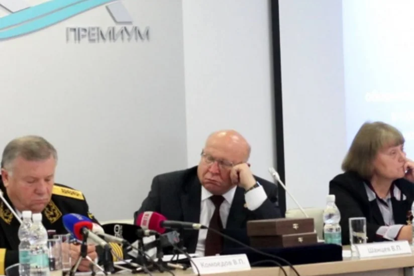 ​Российский губернатор уснул на заседании комитета Госдумы - ВИДЕО