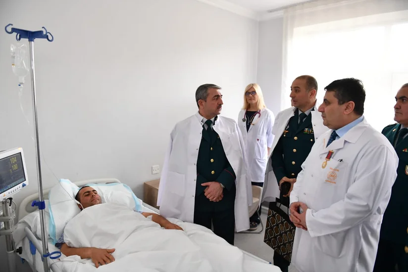 Elçin Quliyev Ermənistanın təxribatı nəticəsində yaralanmış hərbi qulluqçunu ziyarət edib