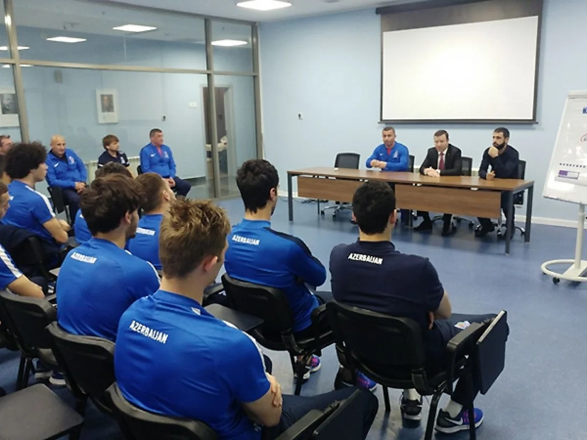 AFFA-nın baş katibi və Azərbaycan milli komandasının baş məşqçisi futbolçularla görüşüb