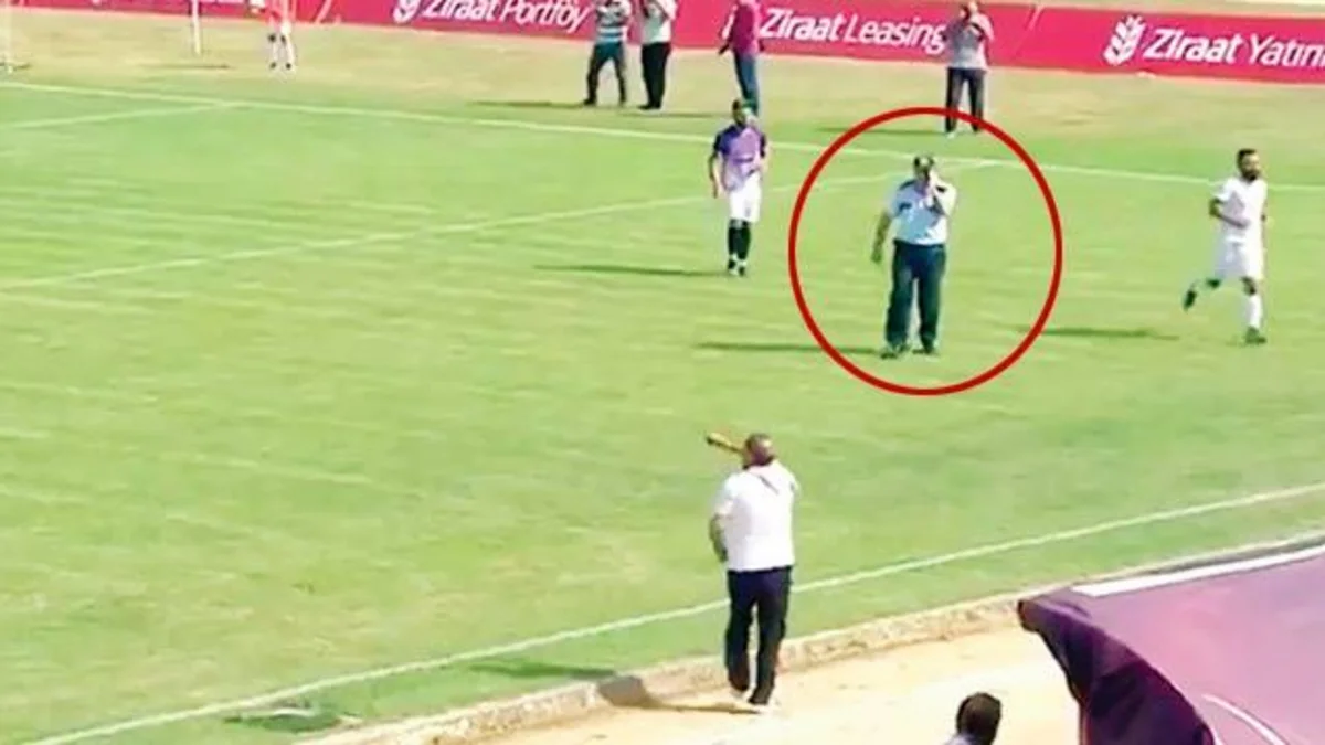 Türkiyədə futbol matçı zamanı telefonla danışan polis meydana girib - VİDEO