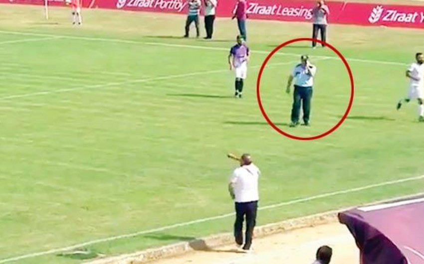 Türkiyədə futbol matçı zamanı telefonla danışan polis meydana girib - VİDEO