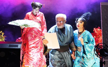 Rus Dram Teatrında Blisslər ailəsi eksentrik komediyasının premyerası olub