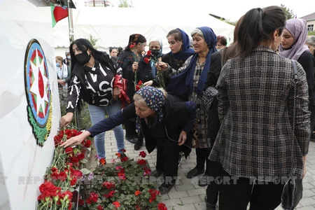 Bakıda üç şəhidin xatirə lövhəsinin açılışı olub