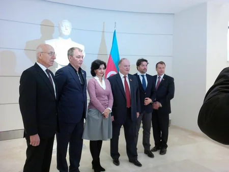 Gennadi Züqanov Bakıda orta məktəbdə olub