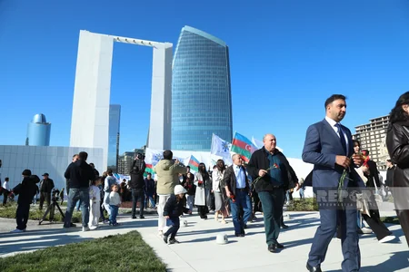 Azərbaycan xalqı Zəfər parkını ziyarət edir - FOTOREPORTAJ