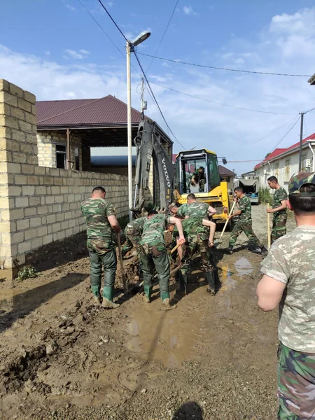 FHN: Gəncədə yağıntıların törətdiyi fəsadlar aradan qaldırılır