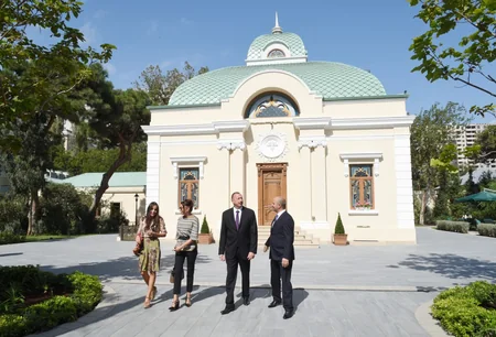 Prezident İlham Əliyev Bakının Nəsimi rayonunda yeni “Qızılgül bağı” parkında yaradılan şəraitlə tanış olub