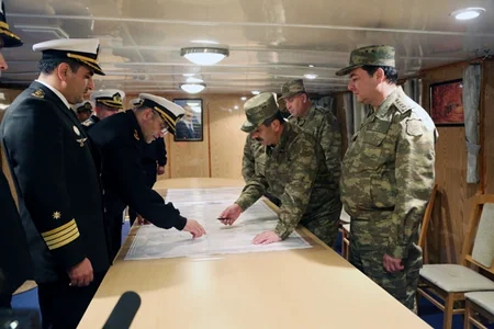 Müdafiə naziri Zakir Həsənov Xəzər dənizində keçirilən təlimləri izləyib