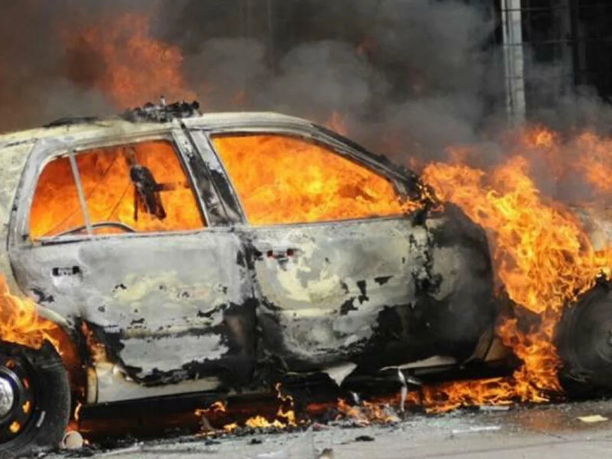 Qubada iki avtomobil toqquşub, biri yanıb