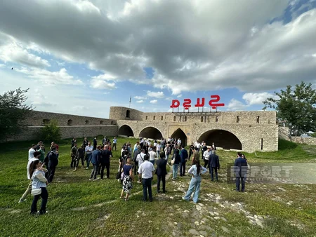 Qlobal Forumun iştirakçıları Şuşanın tarixi məkanları və əsrarəngiz təbiəti ilə tanış olublar