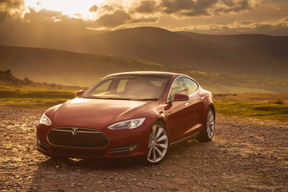 Tesla 817 min avtomobilini geri çağırır