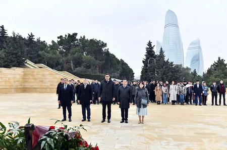 Gənclər Günü münasibətilə Fəxri Xiyaban və Şəhidlər Xiyabanı ziyarət olunub
