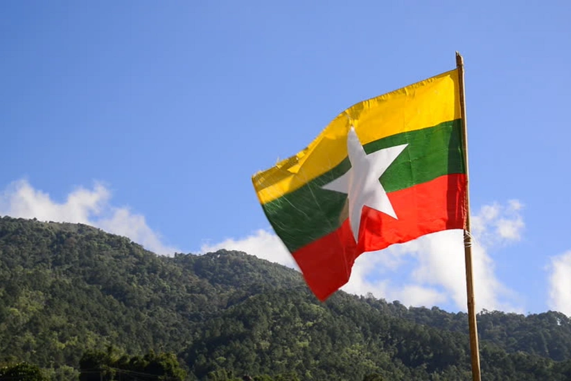 Myanma 100 diplomatını geri çağırdı