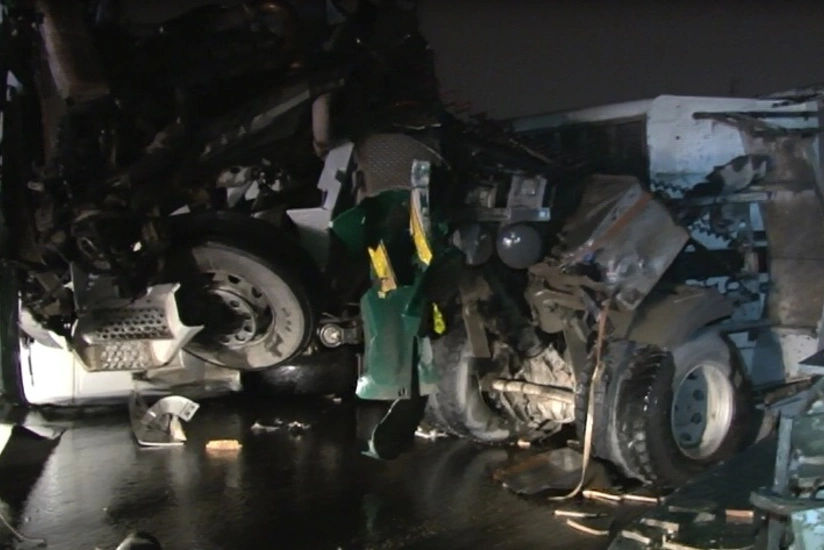 Bakıda yük maşını iki avtomobillin üzərinə aşıb - VİDEO - ƏLAVƏ OLUNUB