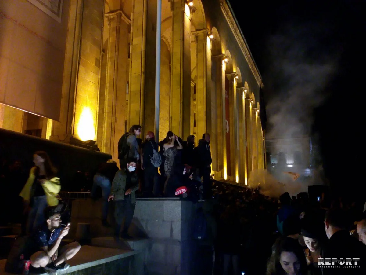 В центре Тбилиси продолжается акция протеста - ФОТО