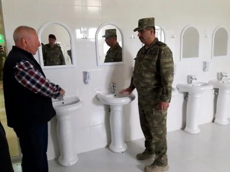 Müdafiə naziri cəbhəboyu zonada yeni tikilən hərbi şəhərcikdəki inşa işlərinin gedişatını yoxlayıb