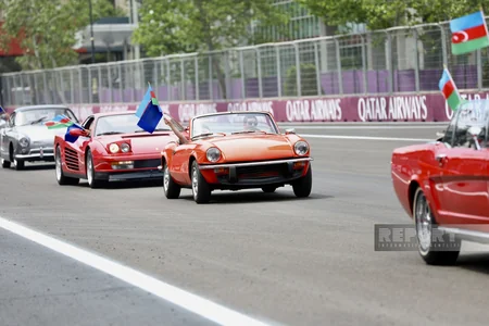 “Formula 1”: Azərbaycan Qran-prisi ərəfəsində klassik avtomobillərin paradı olub - FOTOREPORTAJ